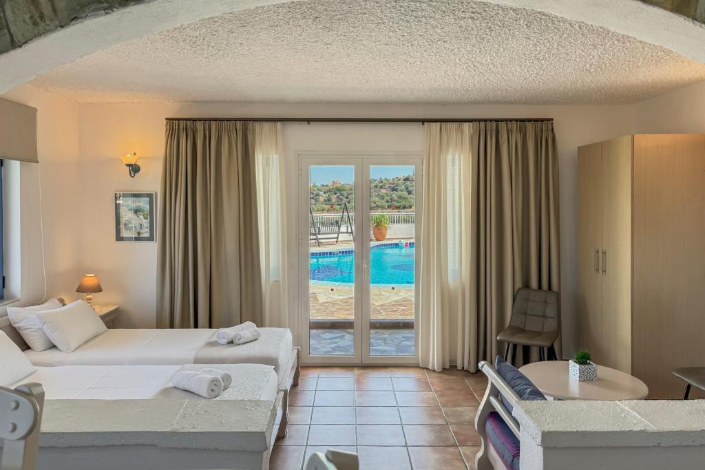 Posteľ alebo postele v izbe v ubytovaní Pano Stalos Villas