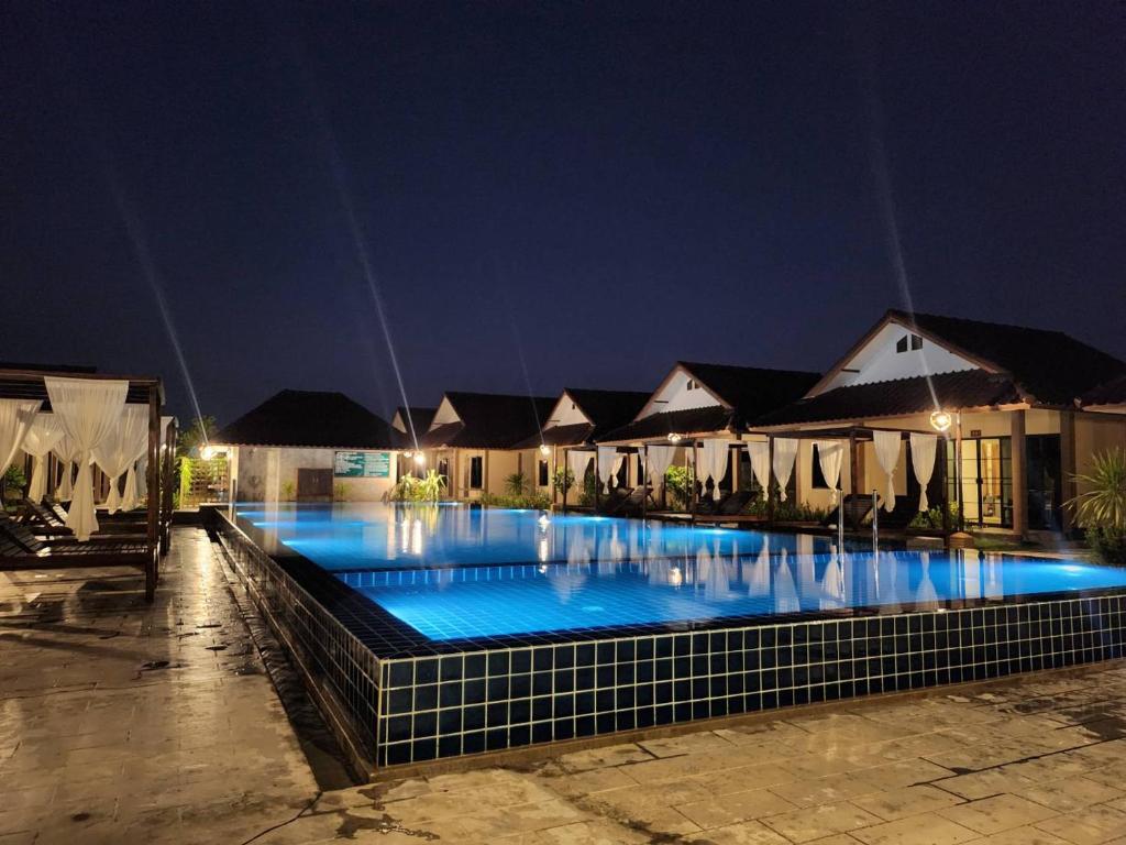 Bazén v ubytování BuGaan Sukhothai Village nebo v jeho okolí