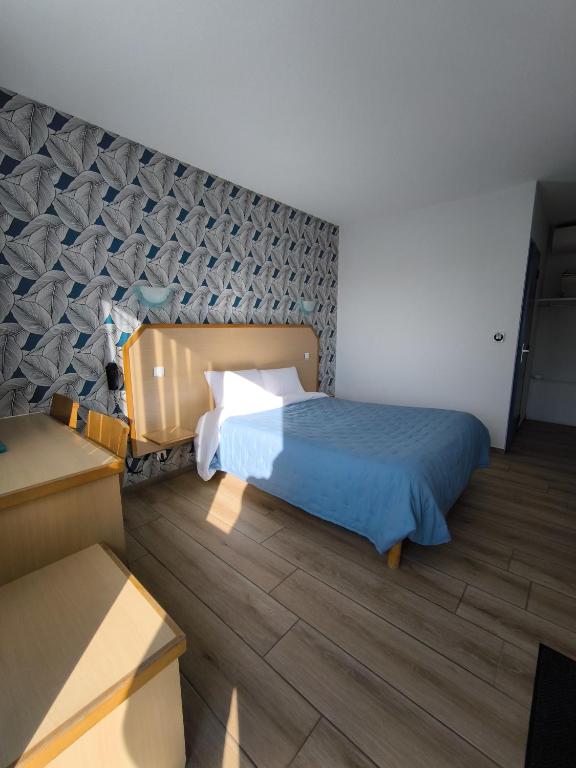 Postel nebo postele na pokoji v ubytování Hôtel Le Laury's