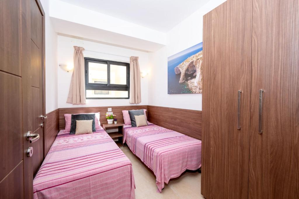 Islet Promenade Seafront Apartment with large Corner Terrace by Getawaysmalta - 18