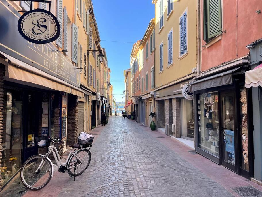 un vélo garé dans une rue pavée avec des bâtiments dans l'établissement T3 coeur de ville de Sanary, à Sanary-sur-Mer