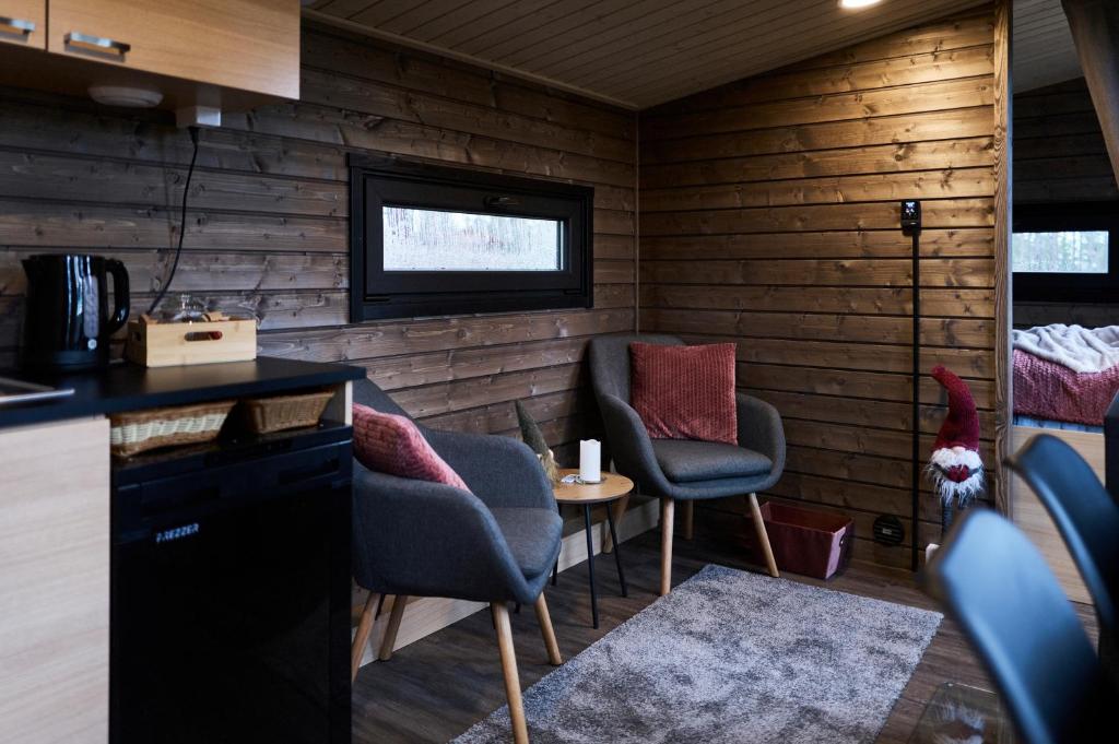 una camera con due sedie, un tavolo e una TV di Kotatieva Resort a Rovaniemi