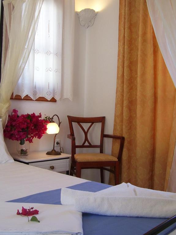 Postel nebo postele na pokoji v ubytování Roussos Beach Hotel
