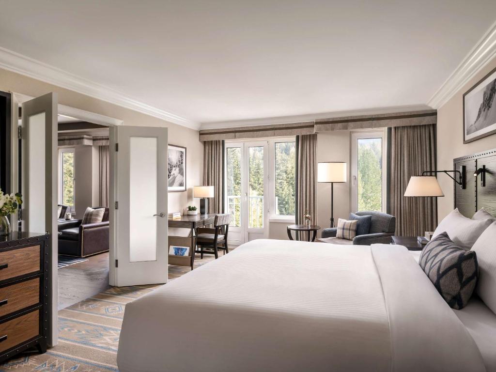 Postel nebo postele na pokoji v ubytování Fairmont Chateau Whistler