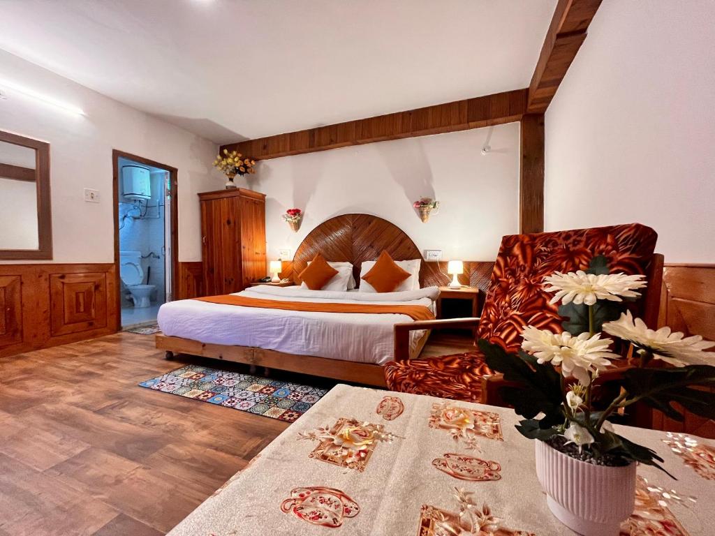 Postel nebo postele na pokoji v ubytování Ganga Cottage !! 1,2,3 bedrooms cottage available near mall road manali