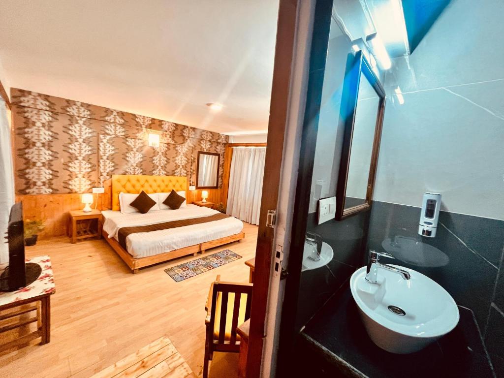 Postel nebo postele na pokoji v ubytování Ganga Cottage !! 1,2,3 bedrooms cottage available near mall road manali