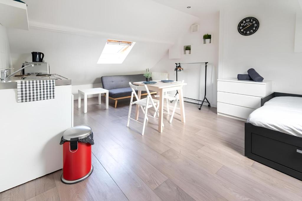une chambre avec un lit et une cuisine avec une table dans l'établissement CAPUCIN, à Rouen