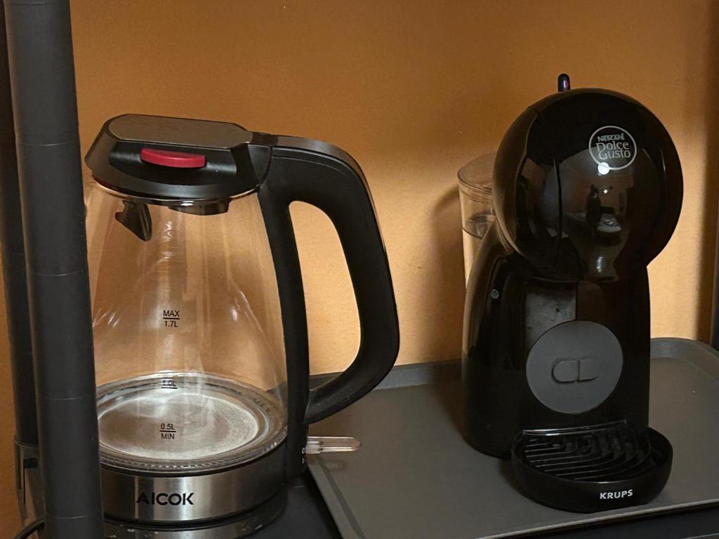 Příslušenství pro přípravu čaje a kávy v ubytování A casa di Lou