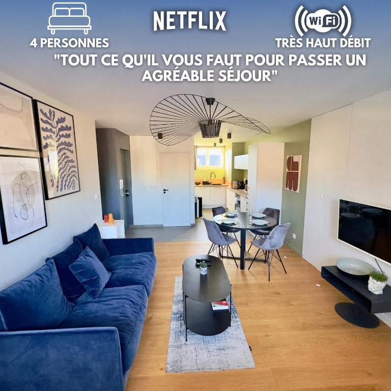 un salon avec un canapé bleu et une table dans l'établissement Vue Cathédrale, Beffroi, Netflix en Hyper Centre, à Amiens