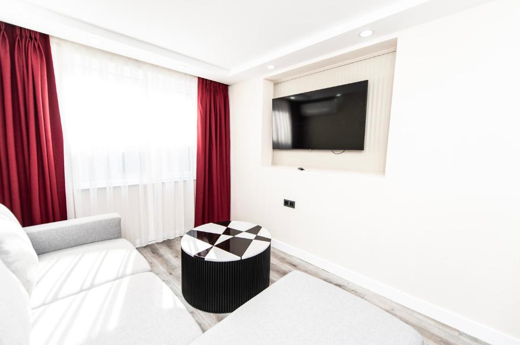 TV a/nebo společenská místnost v ubytování Hidden Pearls Boutique Hotel