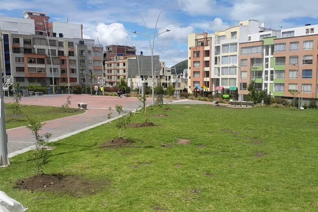 a park with trees in the middle of a city at Dúplex amplio con vista increíble Unicentro, Pasto in Pasto