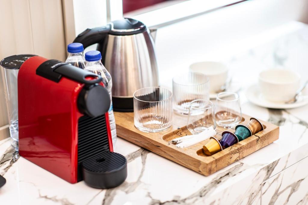 Příslušenství pro přípravu čaje a kávy v ubytování Hidden Pearls Boutique Hotel