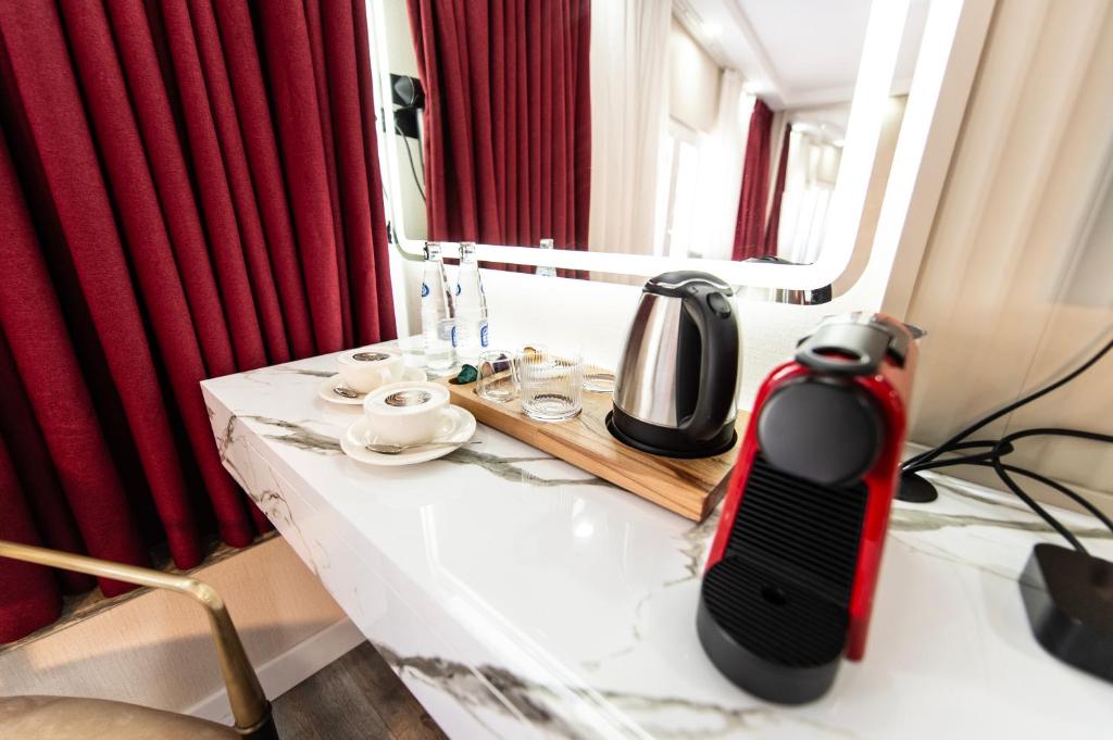 Příslušenství pro přípravu čaje a kávy v ubytování Hidden Pearls Boutique Hotel