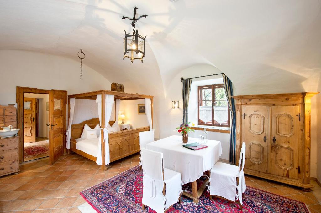 Postel nebo postele na pokoji v ubytování Hotel Schloss Thannegg