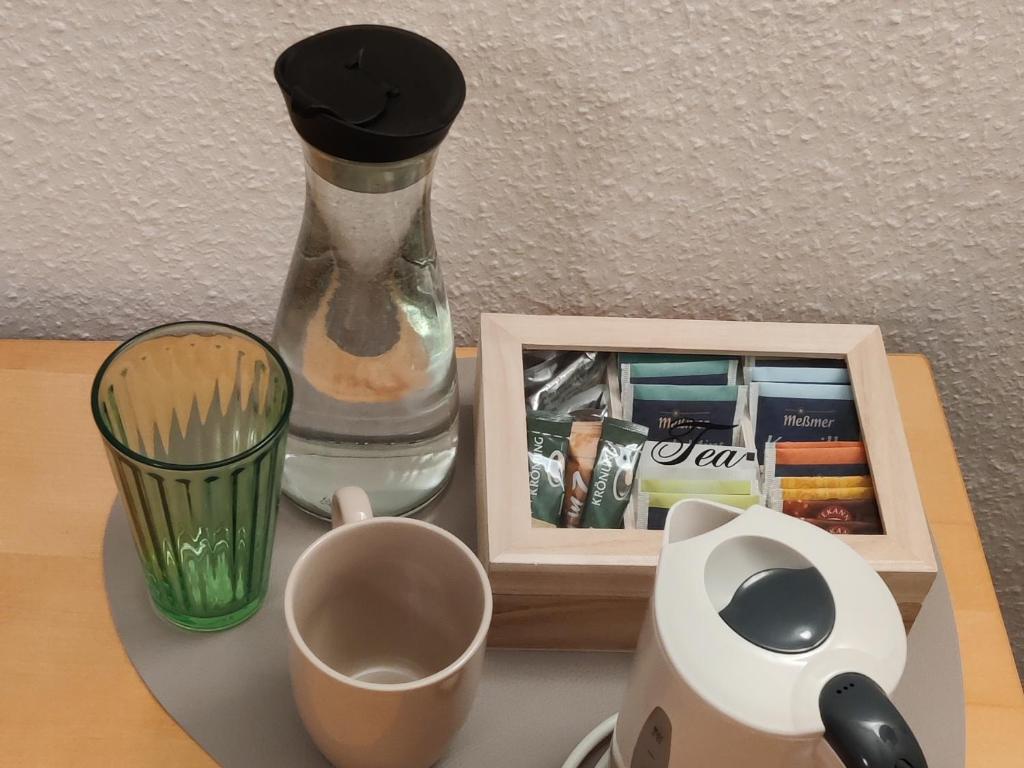 Příslušenství pro přípravu čaje a kávy v ubytování Gästezimmer Hildesheim