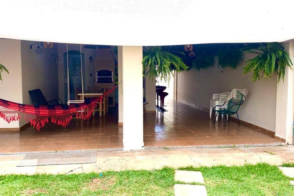 El porche de una casa con una cinta roja en Casa na represa do broa, en Campo Alegre