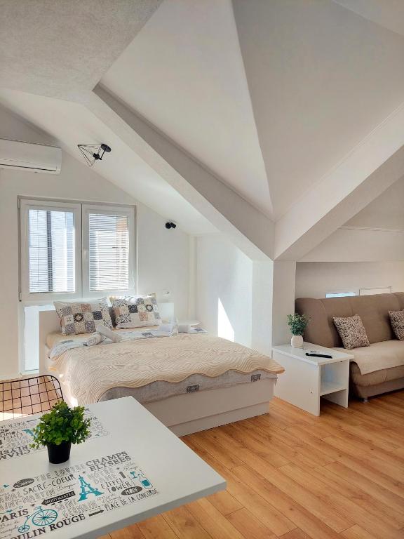 Llit o llits en una habitació de Marko Apartment Ohrid