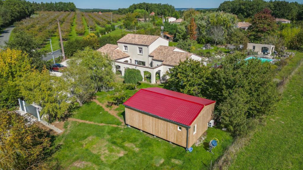 - une vue sur une maison avec un toit rouge dans l'établissement Au petit bonheur, à Hautefage-la-Tour