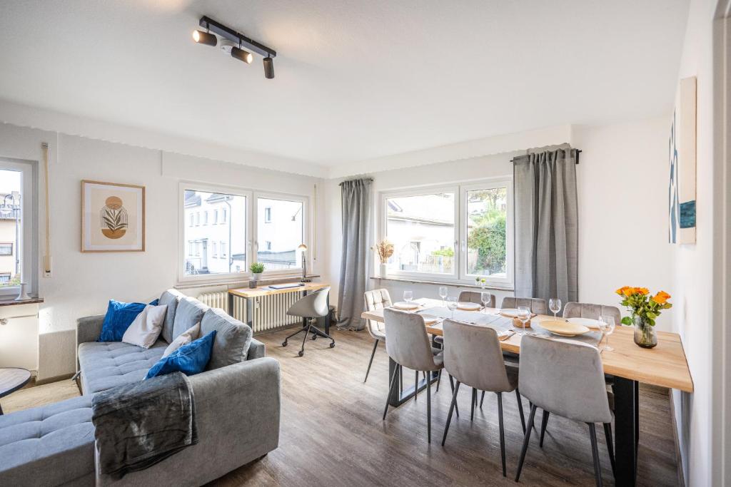 Posezení v ubytování Untere Rheinblick-Oase Komfort mit 2 SZ Balkon