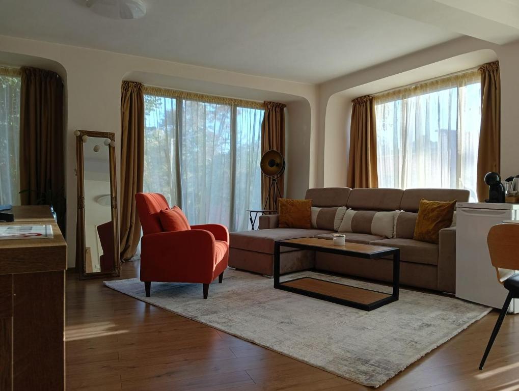1-Cozy studio with FRENCH WINDOWS - One-Bedroom Apartment