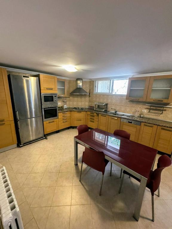 Kuchyň nebo kuchyňský kout v ubytování Étage de villa spacieux aux Jardins de la Soukra