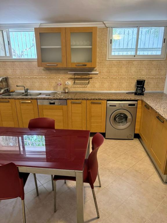 Kuchyň nebo kuchyňský kout v ubytování Étage de villa spacieux aux Jardins de la Soukra