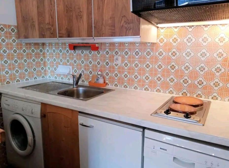 Kuchyň nebo kuchyňský kout v ubytování Studio 2 a 4 pers proximité immédiate du centre