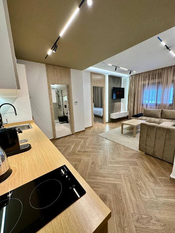 a kitchen and living room with a couch and a stove at Centrico 13 Confort & Luxe au Centre in Tangier