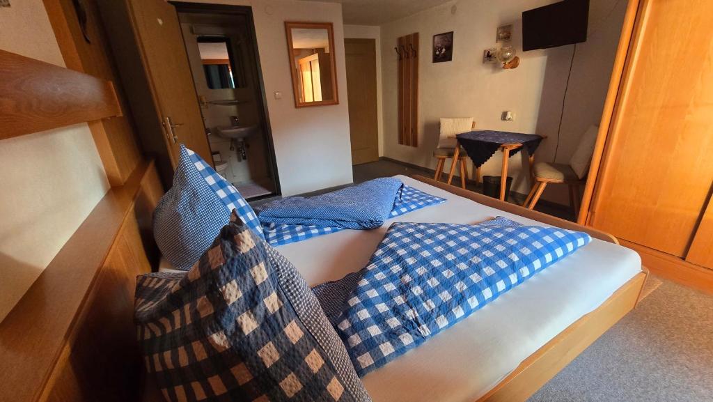 Postel nebo postele na pokoji v ubytování Selbstversorger Unterkunft ZOLLER Sommerbergbahn inklusive