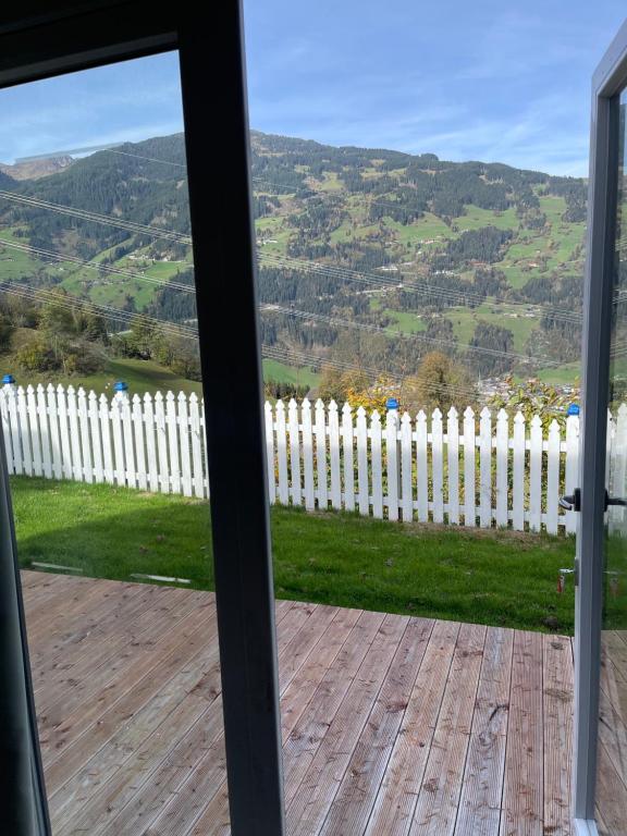Vista generica sulle montagne o vista sulle montagne dall'interno della casa vacanze