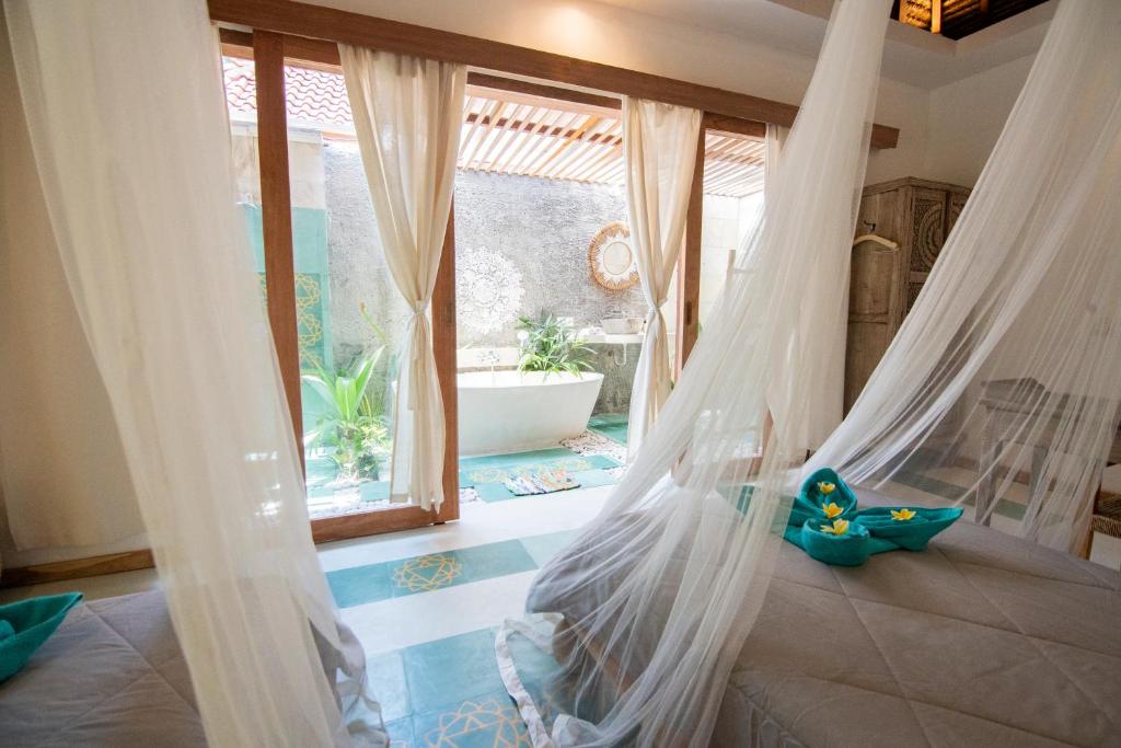 Bazén v ubytování Mandala Beach healing rooms Gili Air nebo v jeho okolí