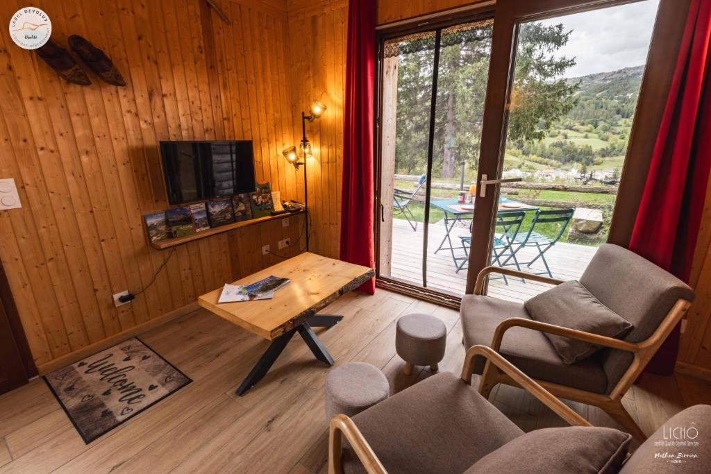 TV a/nebo společenská místnost v ubytování Gîte du Faraud