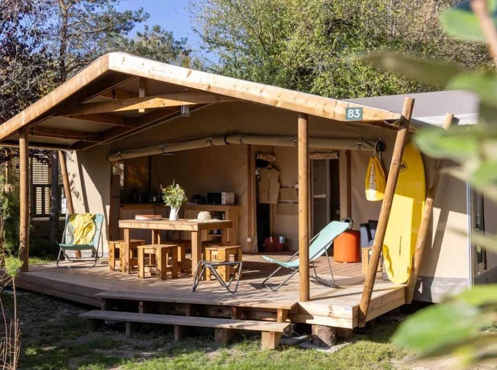 Photo de la galerie de l'établissement Cabane 4 étoiles - Piscine - cbgcb0a, à Saint-Jean-de-Monts
