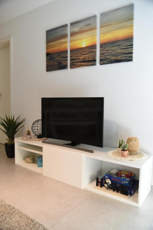 TV a/nebo společenská místnost v ubytování Charming studio with terrace 5 minutes from Murten