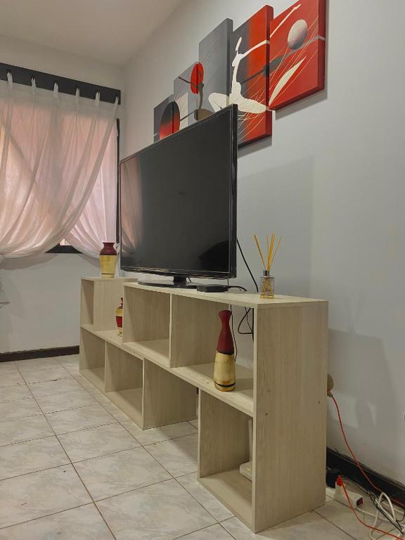 a living room with a television on a shelf at Espacio Seven Mendoza in Guaymallen