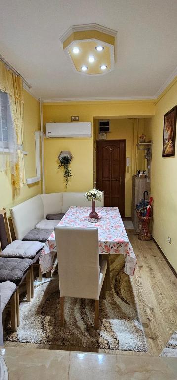 A seating area at ANNA GYÖNGYE APARTMAN DEBRECEN