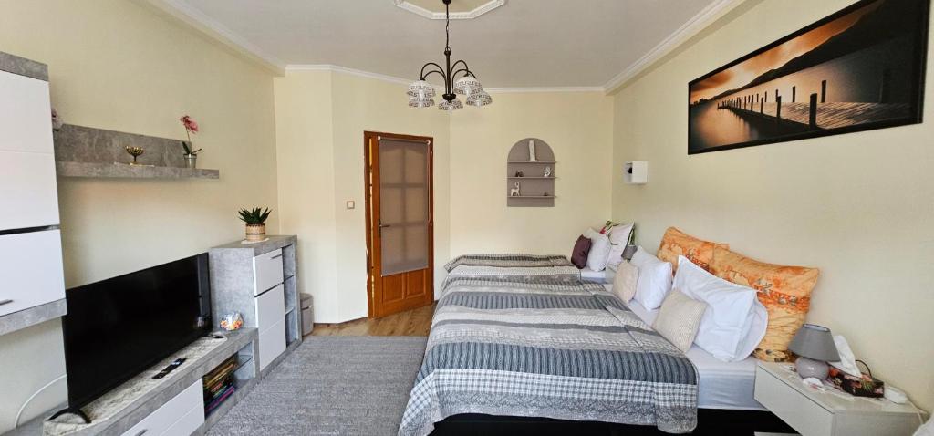 A bed or beds in a room at ANNA GYÖNGYE APARTMAN DEBRECEN