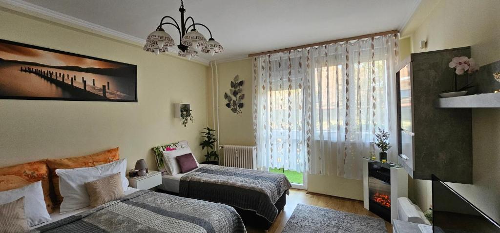 A bed or beds in a room at ANNA GYÖNGYE APARTMAN DEBRECEN