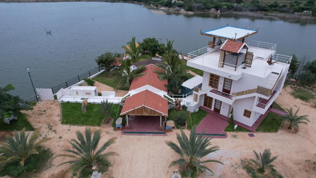 een luchtfoto van een huis aan het water bij Habba Dates Villa Near Chikkaballapur in Bāgepalli