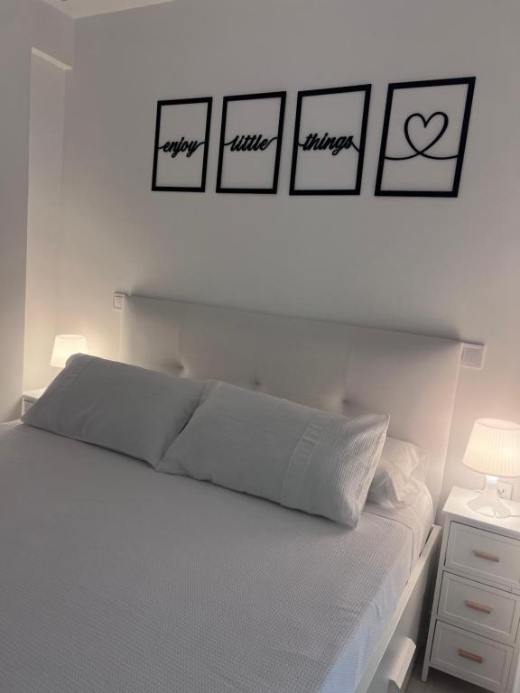 une chambre avec un lit avec quatre tableaux au mur dans l'établissement Villa azul, à Santander