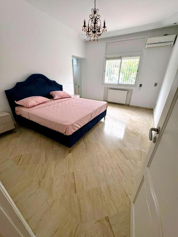 Postel nebo postele na pokoji v ubytování Étage de villa spacieux aux Jardins de la Soukra