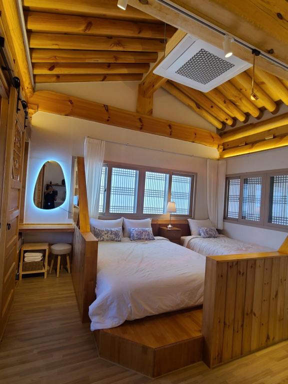 Ein Bett oder Betten in einem Zimmer der Unterkunft Hanok stay Mokhyang