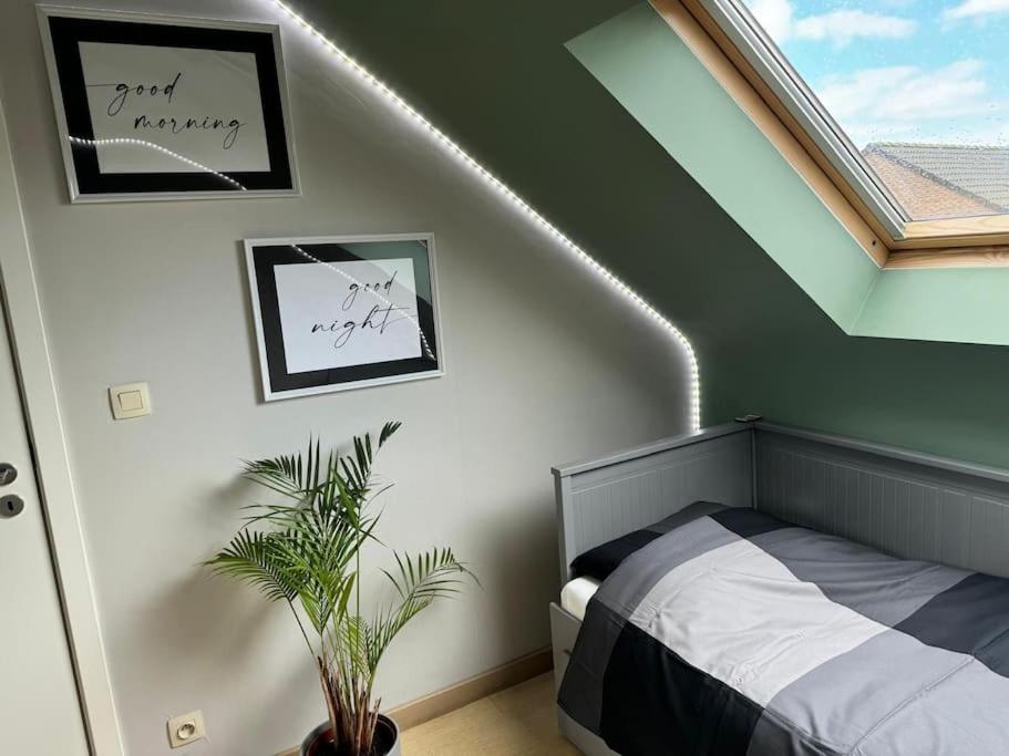 Postel nebo postele na pokoji v ubytování Vakantiewoning dichtbij zee