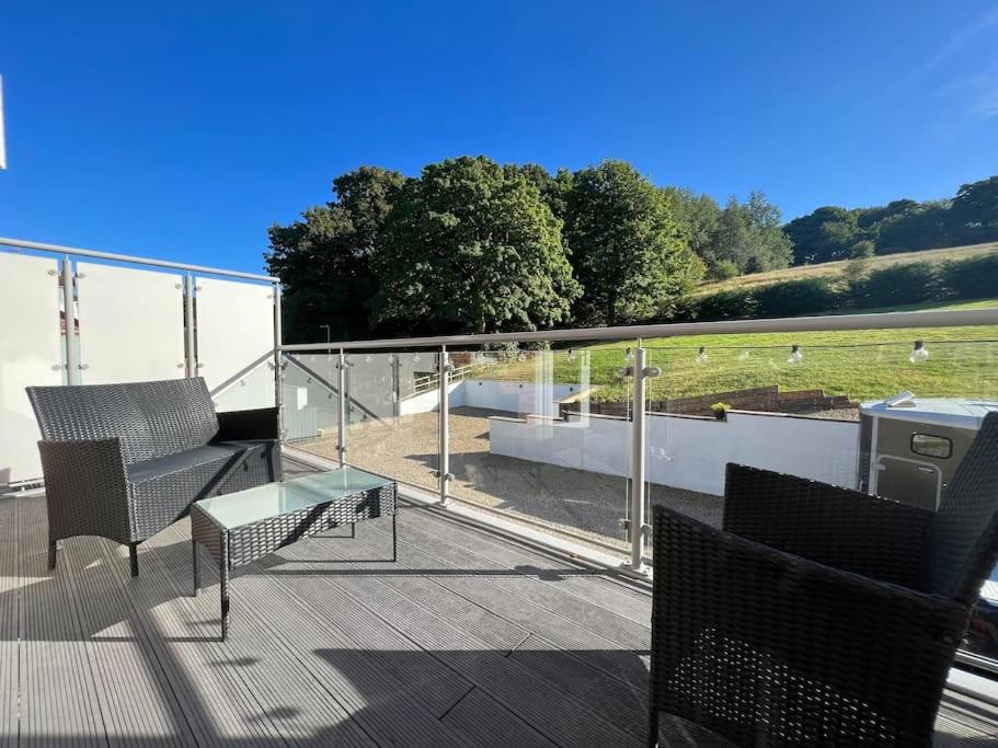 Un patio con sillas y una mesa en un balcón. en West House Mews B, en Dunston