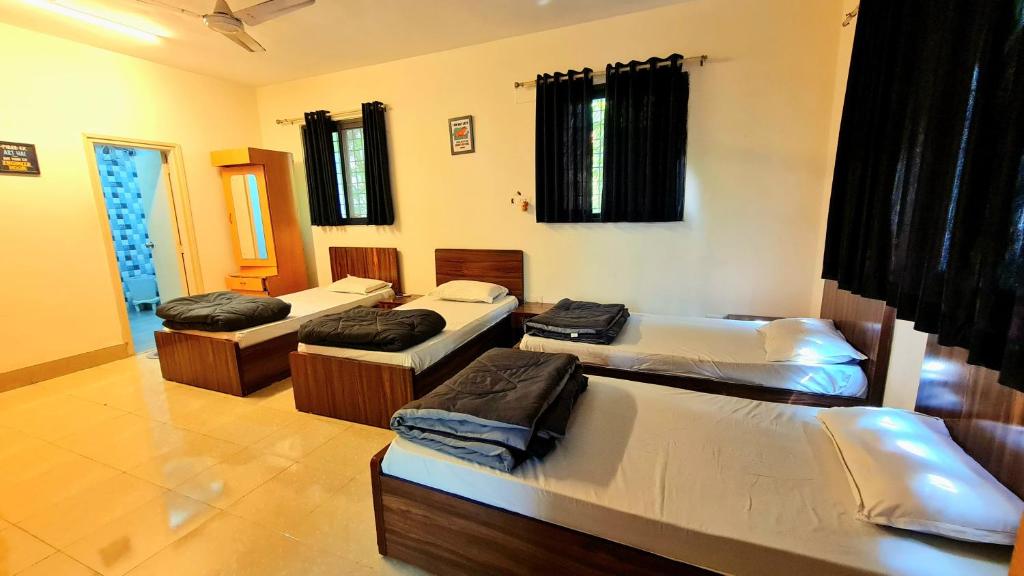 Postel nebo postele na pokoji v ubytování Rostel Backpackers Hostel