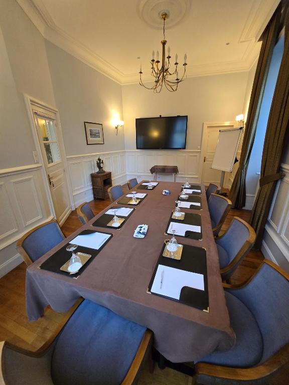 TV a/nebo společenská místnost v ubytování Best Western Plus Hôtel D'Angleterre
