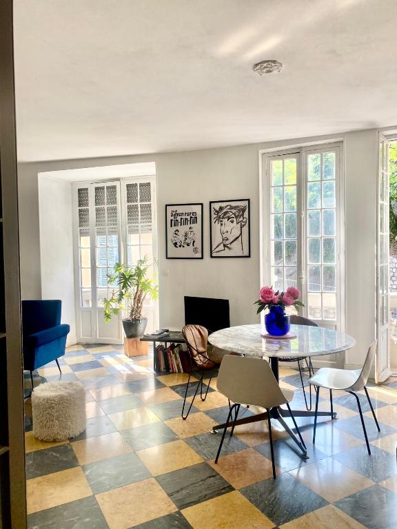 un salon avec une table et des chaises dans l'établissement Sublime appartement Garibaldi, à Nice