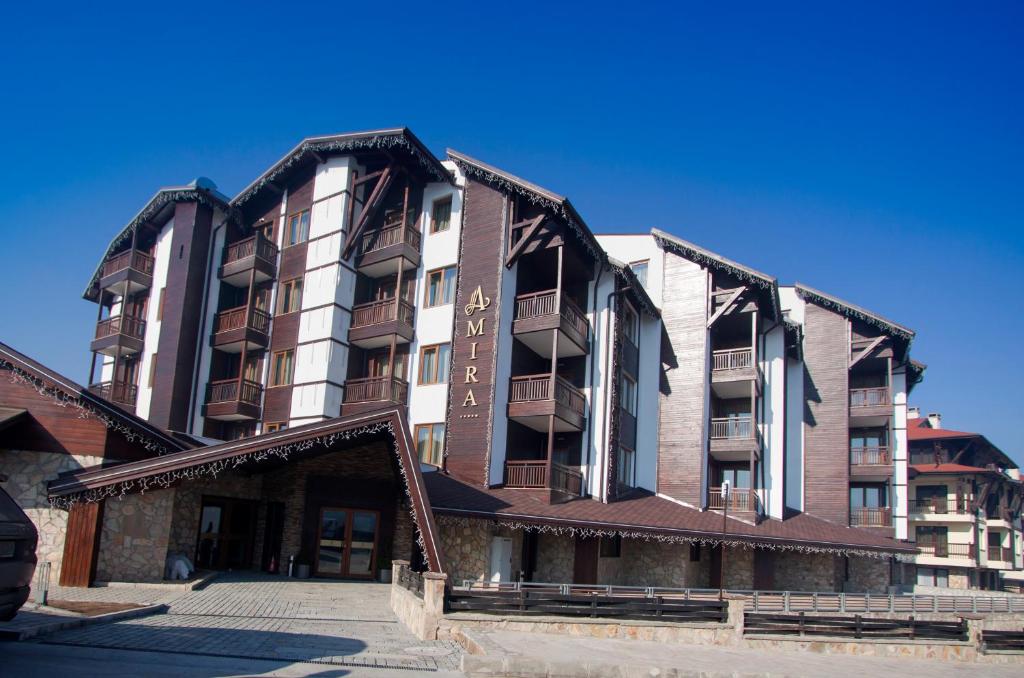 un edificio de apartamentos con un gran edificio en Amira Boutique Hotel en Bansko