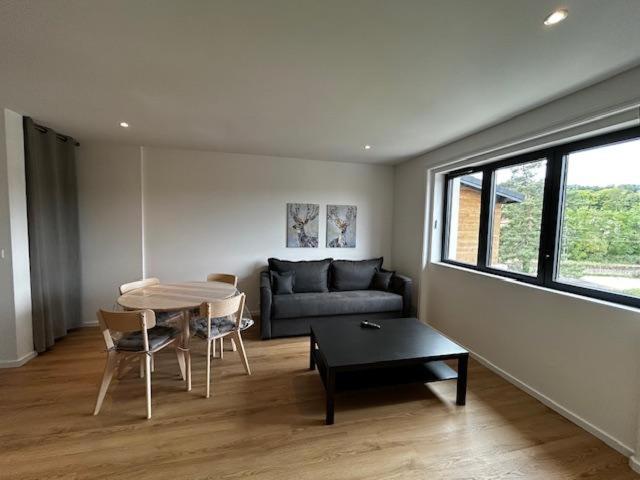 un salon avec une table et un canapé dans l'établissement Le Renaissance 203, à Charvonnex