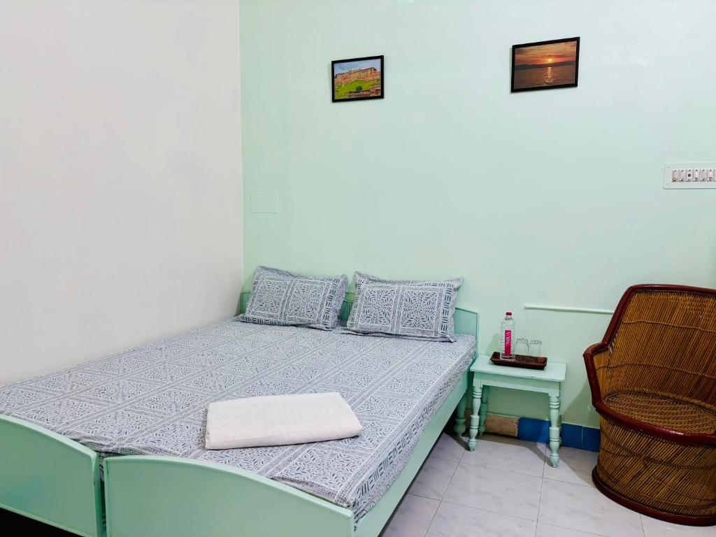Postel nebo postele na pokoji v ubytování Hotel tulsi palace